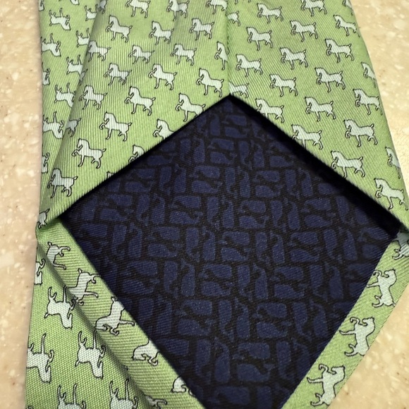 Vineyard Vines Green Horse Print Silk Tie Elegant and Fun Accessory - Picture 3 of 5